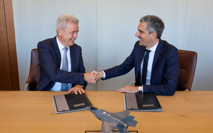 National Armaments Director Martin Sonderegger and the Swiss F-35A Program Manager Darko Savic signed the procurement contract on 19 September 2022 at armasuisse in Bern. Photo: Federal Palace Media Centre
